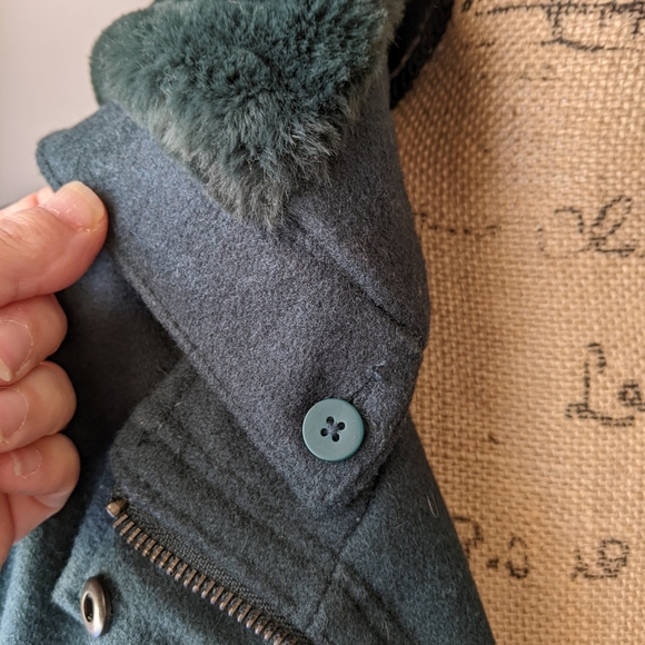 A beautiful green coat - Picture 2 of 8